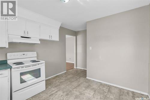 7124 Dewdney Avenue, Regina, SK - Indoor Photo Showing Kitchen