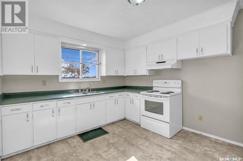 7124 Dewdney Avenue, Regina, SK - Indoor Photo Showing Kitchen With Double Sink