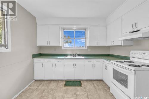 7124 Dewdney Avenue, Regina, SK - Indoor Photo Showing Kitchen