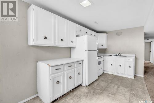 7124 Dewdney Avenue, Regina, SK - Indoor Photo Showing Kitchen With Double Sink