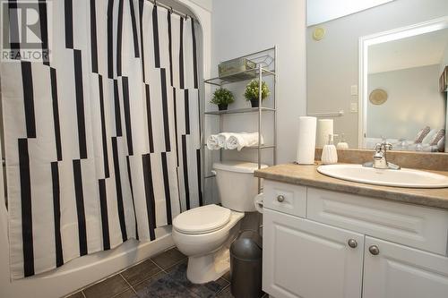 18 Queensgate Blvd, Sault Ste. Marie, ON - Indoor Photo Showing Bathroom