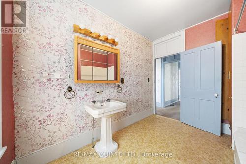 221 Coleman Street, Belleville, ON - Indoor Photo Showing Bathroom