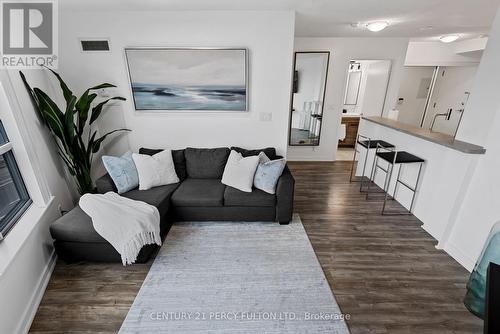 812 - 36 Lee Centre Drive, Toronto, ON - Indoor Photo Showing Living Room