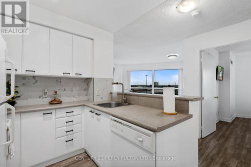 812 - 36 Lee Centre Drive, Toronto, ON - Indoor Photo Showing Kitchen