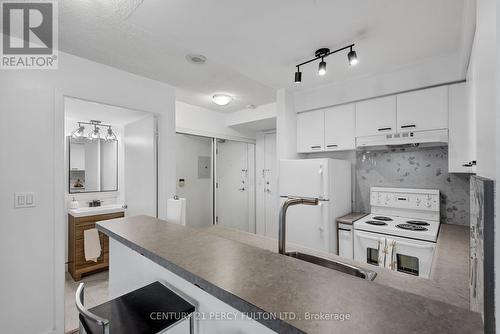 812 - 36 Lee Centre Drive, Toronto, ON - Indoor Photo Showing Kitchen