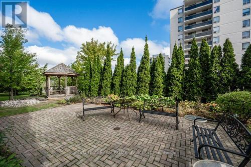 104 - 1071 Queens Avenue, Oakville, ON - Outdoor