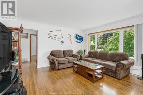 434 Bertha Avenue, Windsor, ON - Indoor Photo Showing Living Room