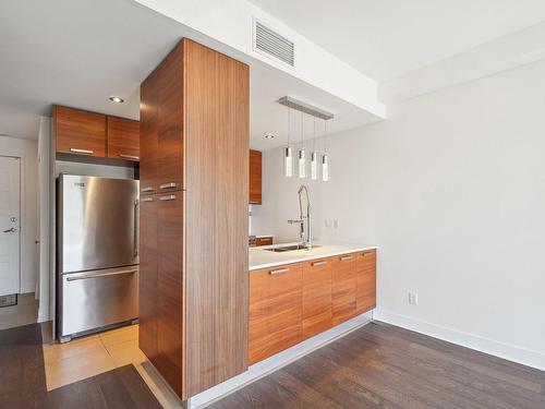 Cuisine - 209-795 Ch. Du Bord-Du-Lac-Lakeshore, Dorval, QC - Indoor Photo Showing Kitchen With Double Sink