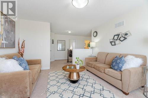 762 Grand Ridge Avenue, Oshawa, ON - Indoor Photo Showing Living Room