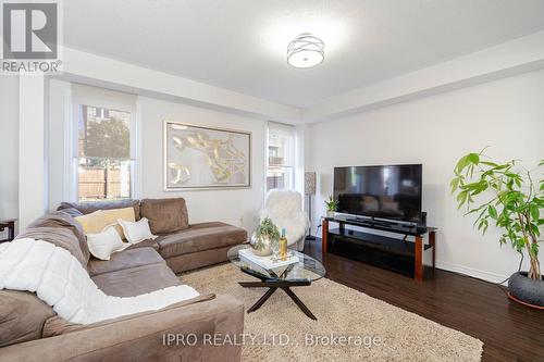 762 Grand Ridge Avenue, Oshawa, ON - Indoor Photo Showing Living Room