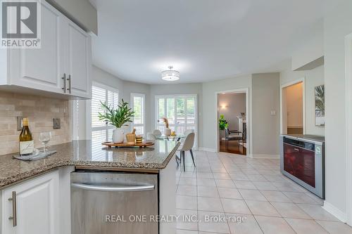 2303 Hilltop Lane, Oakville, ON - Indoor Photo Showing Kitchen