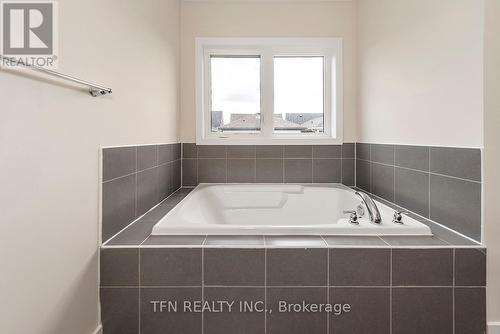 224 Eastbridge Avenue, Welland, ON - Indoor Photo Showing Bathroom