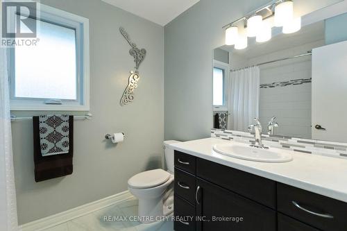 51 Camden Place, London, ON - Indoor Photo Showing Bathroom