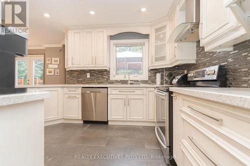 8 Lombardy Crescent, Brampton, ON - Indoor Photo Showing Kitchen With Upgraded Kitchen