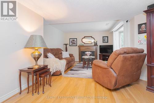 8 Lombardy Crescent, Brampton, ON - Indoor Photo Showing Living Room