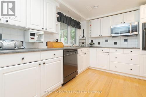 8 Lombardy Crescent, Brampton, ON - Indoor Photo Showing Kitchen