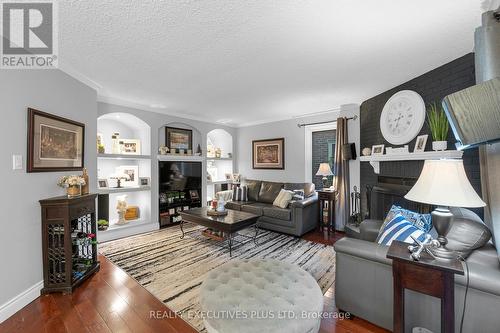 8 Lombardy Crescent, Brampton, ON - Indoor Photo Showing Living Room