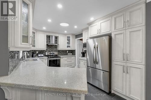 8 Lombardy Crescent, Brampton, ON - Indoor Photo Showing Kitchen With Upgraded Kitchen