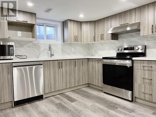 1403 Old Green Lane, East Gwillimbury, ON - Indoor Photo Showing Kitchen With Upgraded Kitchen