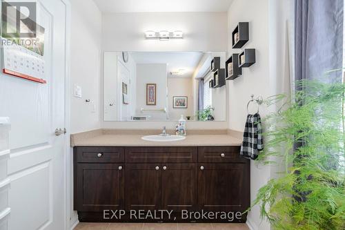 504 Cavanagh Lane, Milton, ON - Indoor Photo Showing Bathroom