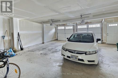 5 - 22 Spring Creek Drive, Hamilton, ON - Indoor Photo Showing Garage