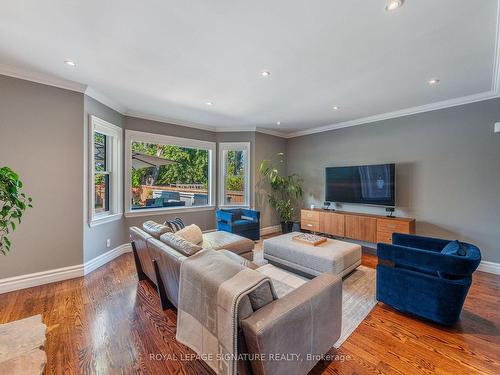 1294 Commerce St, Pickering, ON - Indoor Photo Showing Living Room