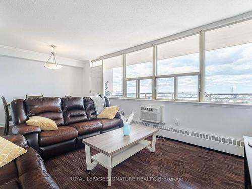 1702-155 Marlee Ave, Toronto, ON - Indoor Photo Showing Living Room