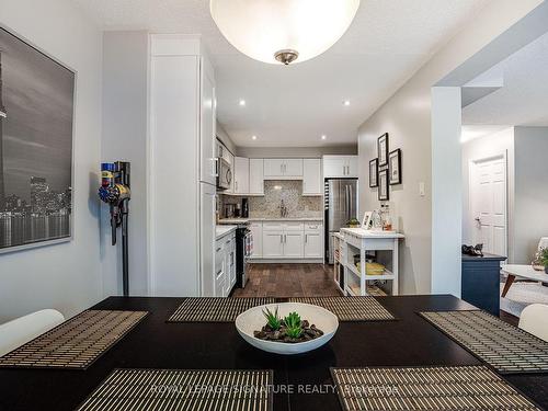 25-574 Pinedale Ave, Burlington, ON - Indoor Photo Showing Kitchen With Upgraded Kitchen