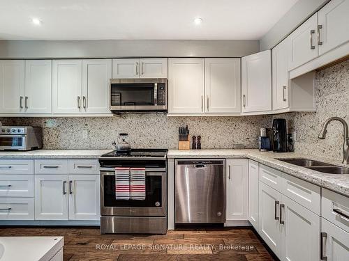 25-574 Pinedale Ave, Burlington, ON - Indoor Photo Showing Kitchen With Double Sink With Upgraded Kitchen