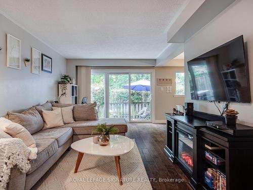 25-574 Pinedale Ave, Burlington, ON - Indoor Photo Showing Living Room