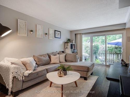 25-574 Pinedale Ave, Burlington, ON - Indoor Photo Showing Living Room