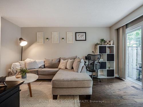 25-574 Pinedale Ave, Burlington, ON - Indoor Photo Showing Living Room