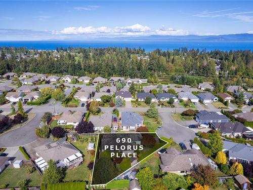 690 Pelorus Pl, Qualicum Beach, BC 