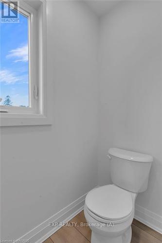 516 Newfoundland Street, Wellington North (Mount Forest), ON - Indoor Photo Showing Bathroom