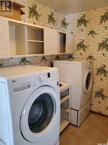 128 3Rd Avenue W, Ponteix, SK - Indoor Photo Showing Laundry Room