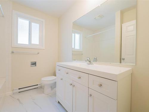 795/797/799 Dogwood Rd, Nanaimo, BC - Indoor Photo Showing Bathroom