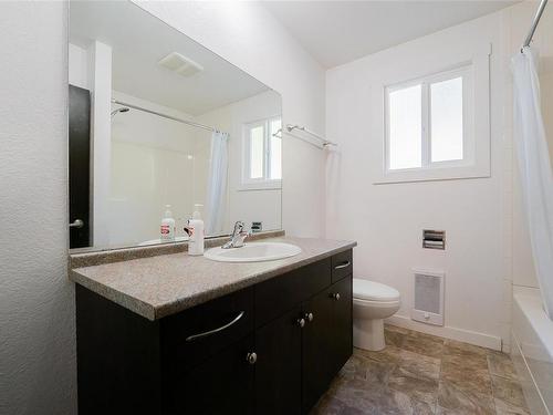 795/797/799 Dogwood Rd, Nanaimo, BC - Indoor Photo Showing Bathroom