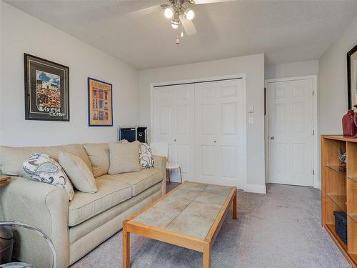 318-10459 Resthaven Dr, Sidney, BC - Indoor Photo Showing Living Room