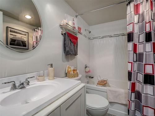 318-10459 Resthaven Dr, Sidney, BC - Indoor Photo Showing Bathroom