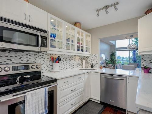 318-10459 Resthaven Dr, Sidney, BC - Indoor Photo Showing Kitchen