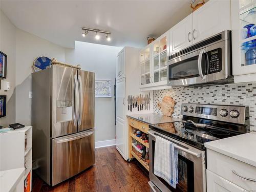 318-10459 Resthaven Dr, Sidney, BC - Indoor Photo Showing Kitchen