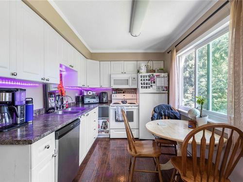 1211 Bush St, Nanaimo, BC - Indoor Photo Showing Kitchen With Double Sink