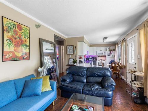 1211 Bush St, Nanaimo, BC - Indoor Photo Showing Living Room