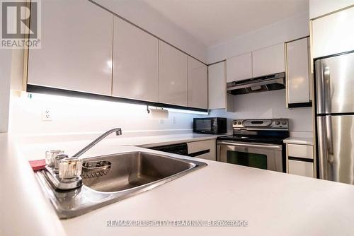 401 - 7 Carlton Street, Toronto, ON - Indoor Photo Showing Kitchen