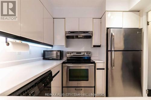 401 - 7 Carlton Street, Toronto, ON - Indoor Photo Showing Kitchen