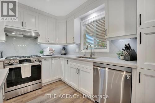 31 Beauly Place, Cambridge, ON - Indoor Photo Showing Kitchen With Upgraded Kitchen