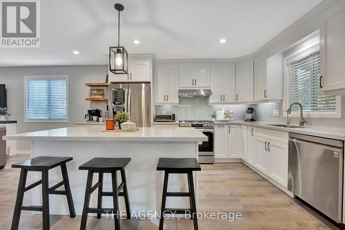 31 Beauly Place, Cambridge, ON - Indoor Photo Showing Kitchen With Upgraded Kitchen