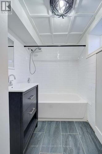 Lower Unit: 4-Piece Bathroom - 425 English Street, London, ON - Indoor Photo Showing Bathroom