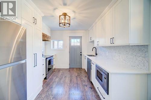 Upper Unit: Kitchen - 425 English Street, London, ON - Indoor Photo Showing Kitchen With Upgraded Kitchen