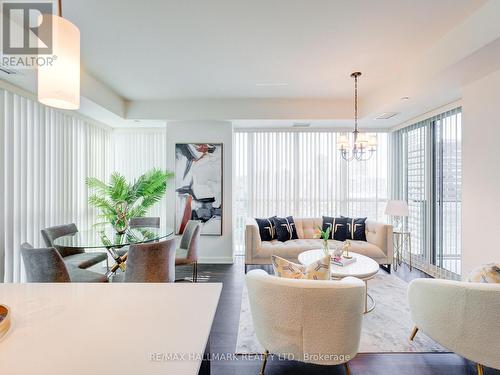 1607 - 9 Bogert Avenue, Toronto, ON - Indoor Photo Showing Living Room